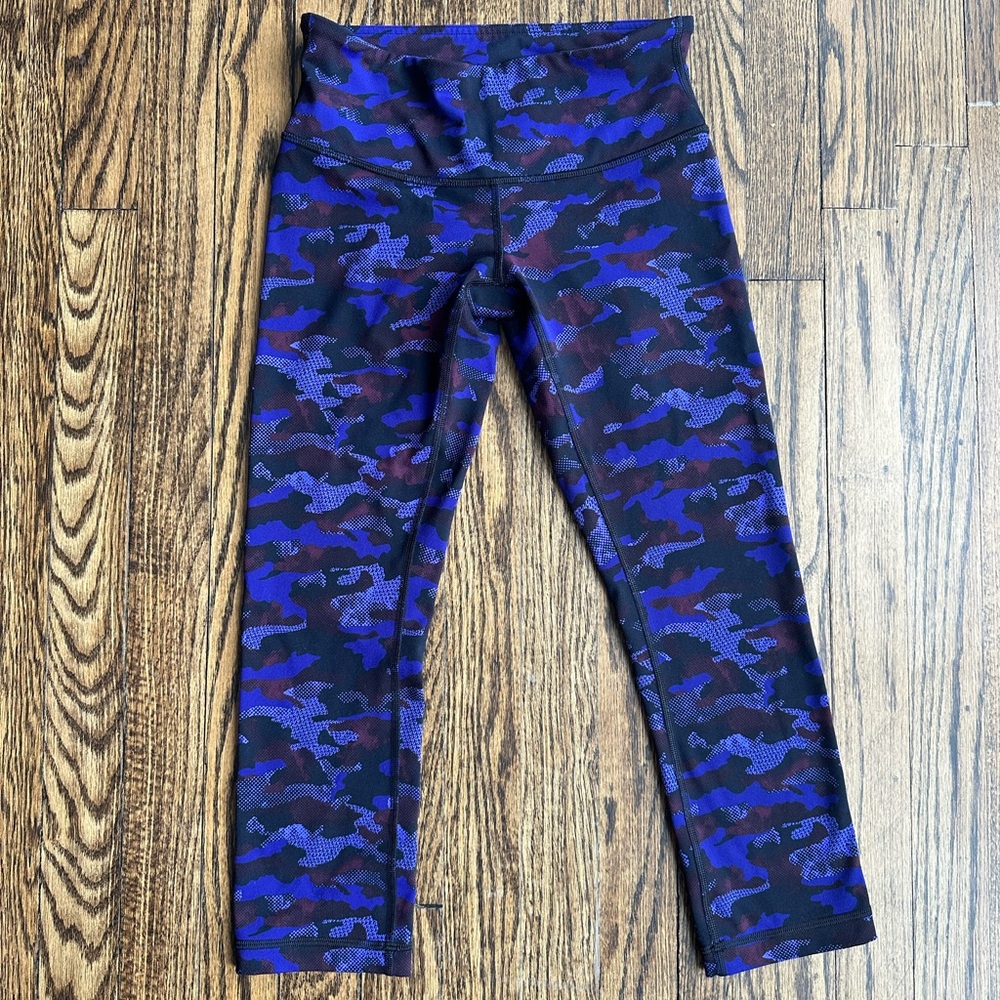 Lululemon Crop 21” Leggings, Size 4, purple and black camouflage print